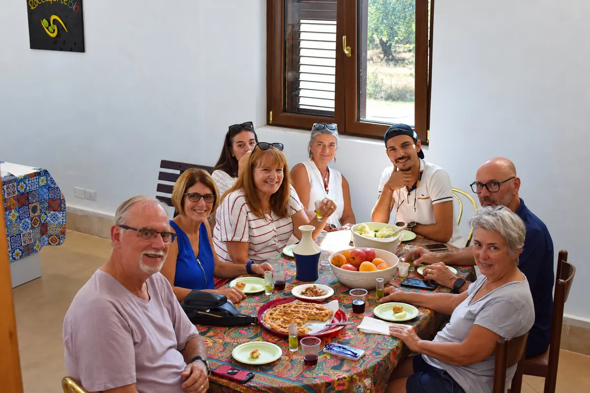 I visitatori a tavola, durante il pranzo in azienda