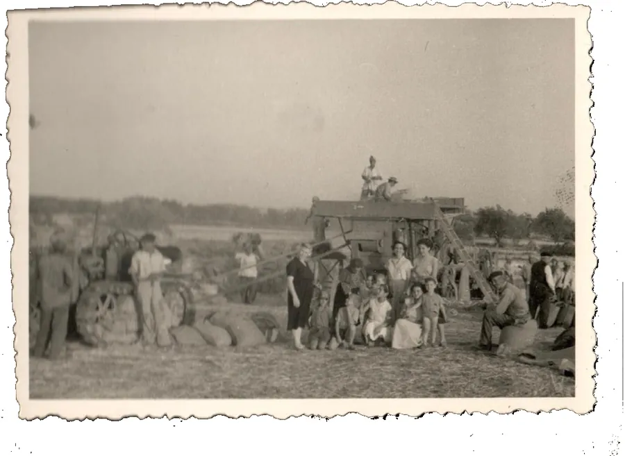 La trebbiatura con la famiglia, in una foto d'epoca in bianco e nero