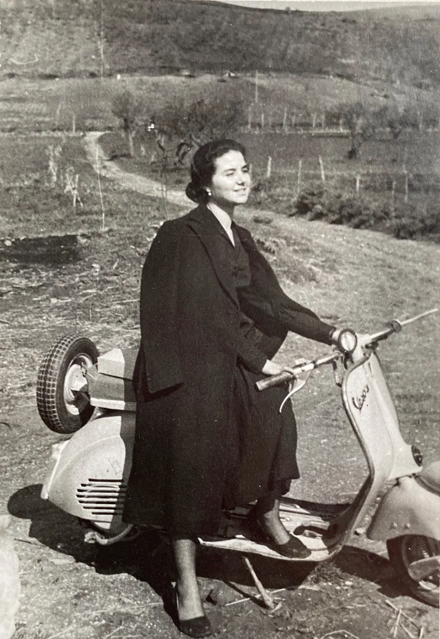 Una donna sulla Vespa, in una foto d'epoca in bianco e nero